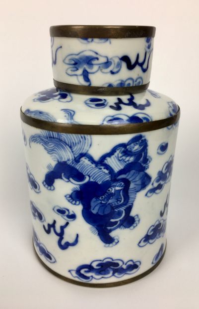 null VIETNAM

Blue and white porcelain covered tea box decorated with dogs of fô...