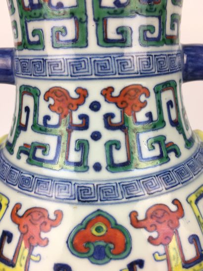 null CHINE

Vase balustre en porcelaine émaillée polychrome, les prises à têtes d'éléphants...