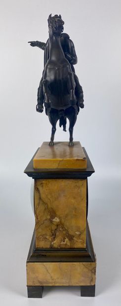 null PENDULE en marbre jaune de Sienne et bronze à patine brune représentant Napoléon...