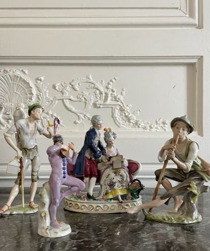 null ALLEMAGNE 

Quatre groupes en porcelaine polychrome comprenant : 

- un Pierrot...