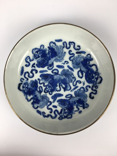 null VIETNAM

Quatre soucoupes en porcelaine bleu et blanc à décor de chiens de fô...