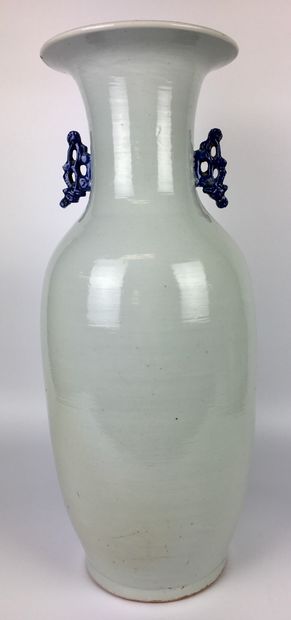 null CHINA

Large baluster vase in blue and white porcelain decorated with a peacock...