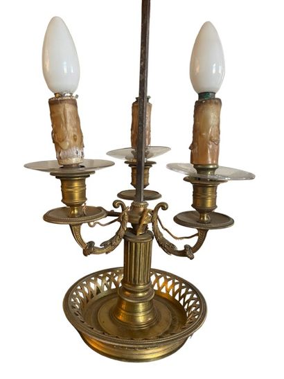 null Gilded bronze and chased lamp with three lights, lampshade in sheet metal (rubs)

Beginning...
