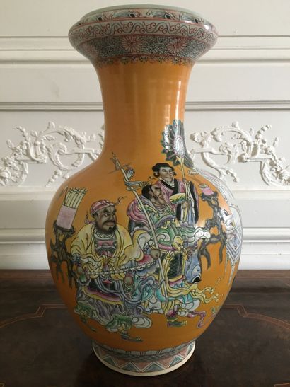 null CHINA

Polychrome porcelain baluster vase with enamelled decoration of a court...