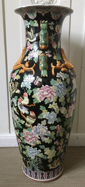 null CHINE

Grand vase balustre en porcelaine à décor émaillé polychrome de fleurs,...