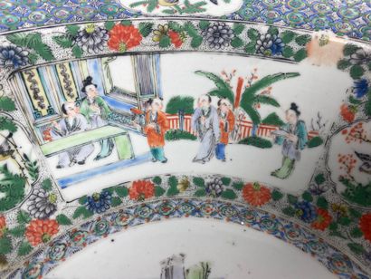 null CHINE 

Bassin en porcelaine polychrome à décor émaillé de la famille verte...