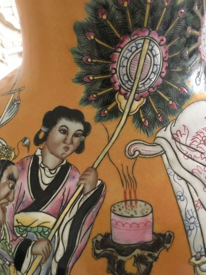 null CHINE

Vase balustre en porcelaine polychrome à décor émaillé d'une scène de...