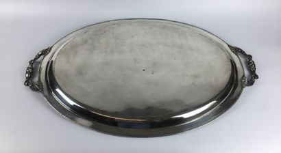 null LARGE oval silver platter with side handles.

47,5 x 74 cm

(Traces of oxid...