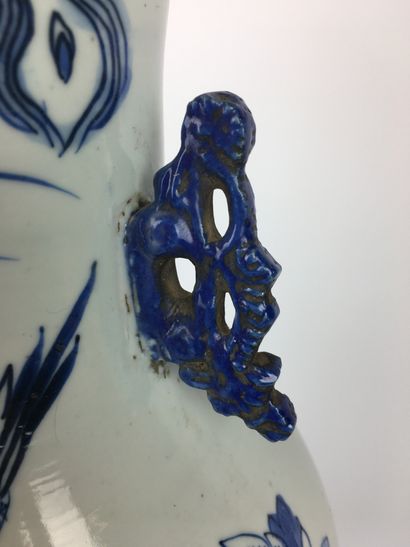 null CHINE

Grand vase balustre en porcelaine bleu et blanc à décor d'un paon dans...