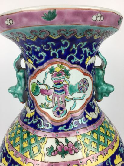 null CHINE

Vase balustre en porcelaine polychrome à décor émaillé de médaillons...