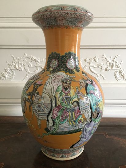 CHINE 
Vase balustre en porcelaine polychrome...
