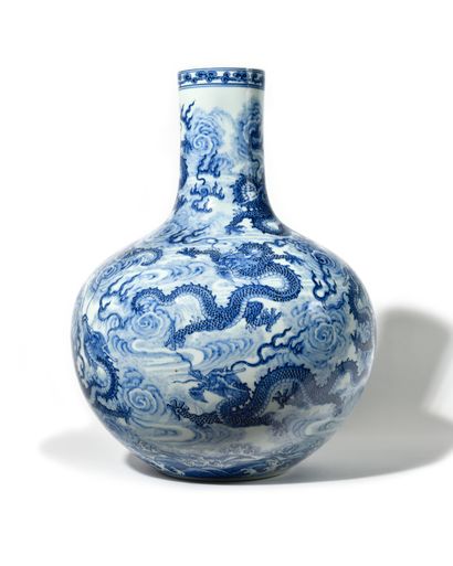 
CHINE




Grand vase TIANQIUPING en porcelaine...