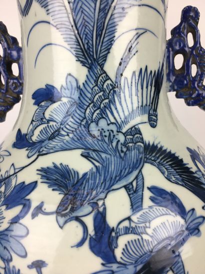 null CHINE

Grand vase balustre en porcelaine bleu et blanc à décor d'un paon dans...