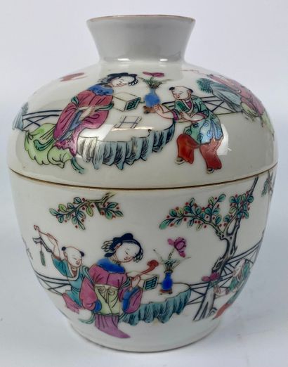 CHINE 
Pot couvert en porcelaine polychrome...