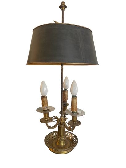 null Gilded bronze and chased lamp with three lights, lampshade in sheet metal (rubs)

Beginning...