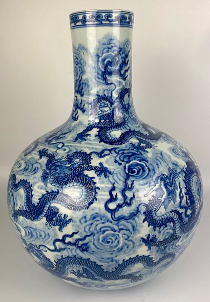 null 
CHINA




Large TIANQIUPING porcelain and polychrome enamel vase in the style...