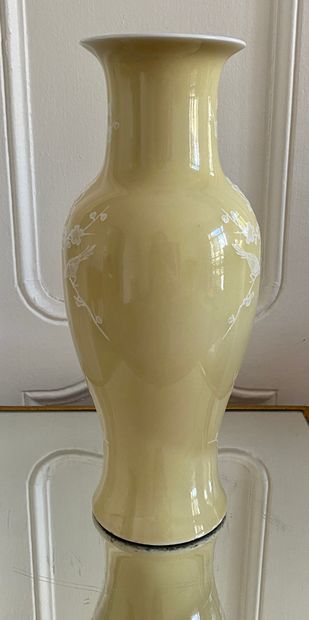 null CHINA

Yellow porcelain baluster vase with enamelled decoration of birds 

Mark...