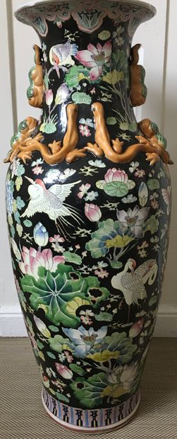 null CHINE

Grand vase balustre en porcelaine à décor émaillé polychrome de fleurs,...