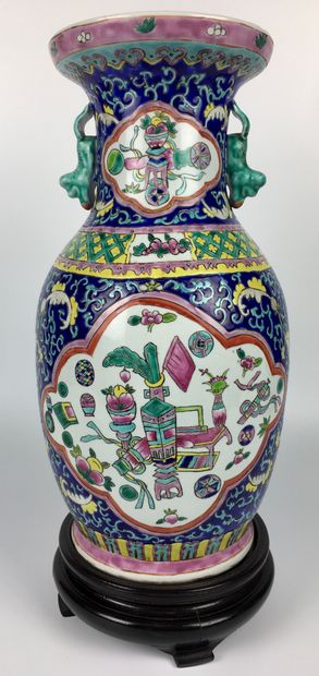 CHINE 
Vase balustre en porcelaine polychrome...