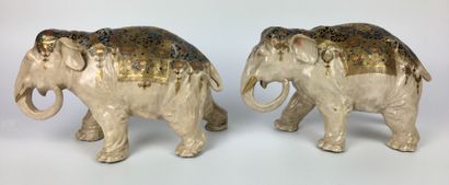 null JAPON

Deux éléphants en porcelaine de Satsuma à décor émaillé de rinceaux et...