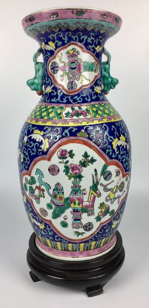 null CHINA

Polychrome porcelain baluster vase with enamelled decoration of medallions...