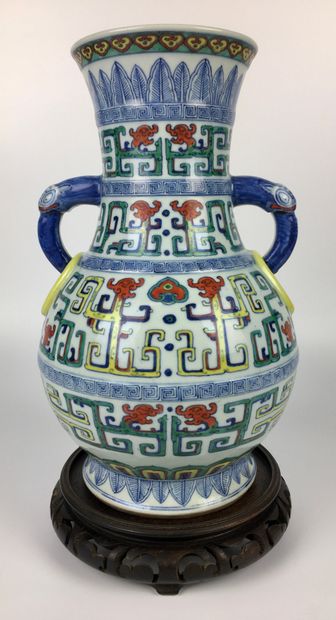 CHINE 
Vase balustre en porcelaine émaillée...