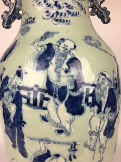 null CHINE

Grand vase balustre en porcelaine céladon à décor d'immortels 

Fin XIXe...