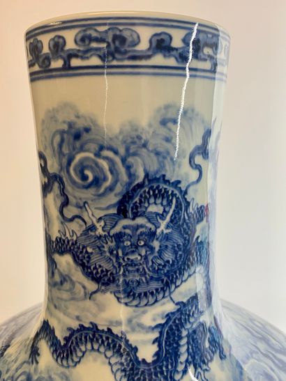 null 
CHINA




Large TIANQIUPING porcelain and polychrome enamel vase in the style...
