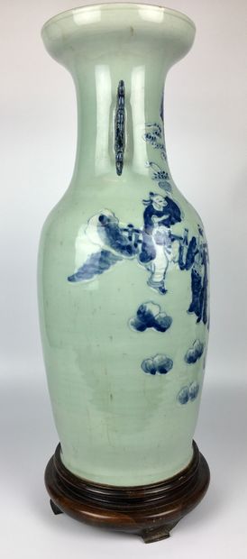 null CHINE

Grand vase balustre en porcelaine céladon à décor d'immortels 

Fin XIXe...