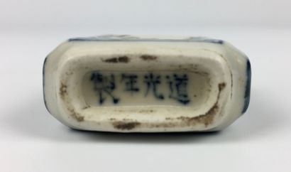 null CHINA

Polychrome porcelain snuffbox with erotic decoration 

Mark under the...
