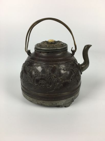 null CHINA 

Set of objects including : 

- a teapot carved wood and pewter, H :...