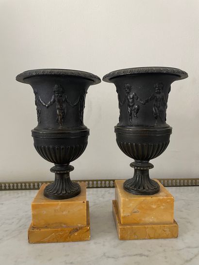 null PAIR OF VASES in the Antique style in patinated bronze with repoussé decoration...