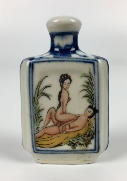 null CHINE

Tabatière en porcelaine polychrome à décor érotique 

Marque sous la...