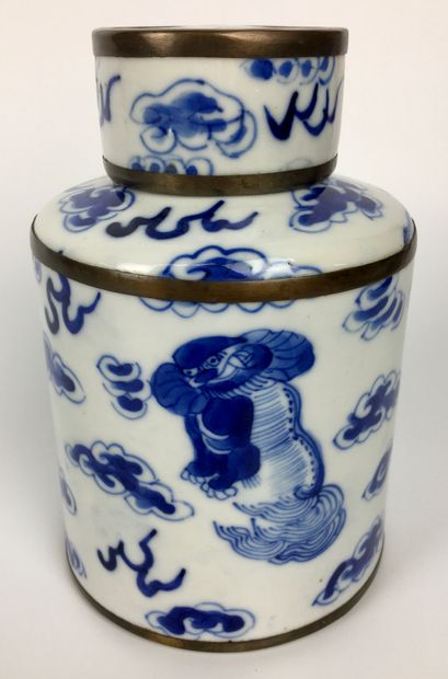 null VIETNAM

Blue and white porcelain covered tea box decorated with dogs of fô...