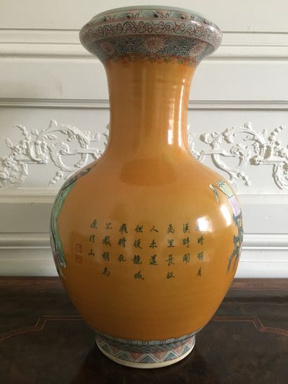 null CHINE

Vase balustre en porcelaine polychrome à décor émaillé d'une scène de...
