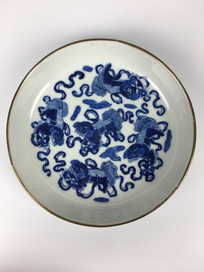 null VIETNAM

Quatre soucoupes en porcelaine bleu et blanc à décor de chiens de fô...