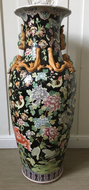 null CHINE

Grand vase balustre en porcelaine à décor émaillé polychrome de fleurs,...