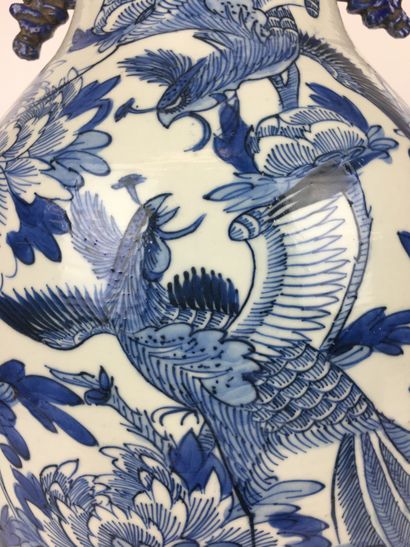 null CHINE

Grand vase balustre en porcelaine bleu et blanc à décor d'un paon dans...