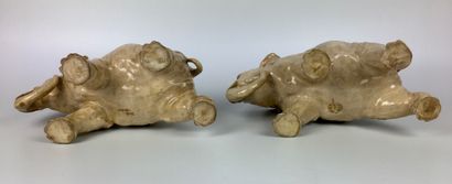 null JAPON

Deux éléphants en porcelaine de Satsuma à décor émaillé de rinceaux et...