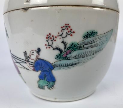 null CHINE 

Pot couvert en porcelaine polychrome à décor émaillé de jeux d'enfants...