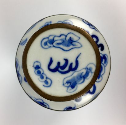 null VIETNAM

Blue and white porcelain covered tea box decorated with dogs of fô...