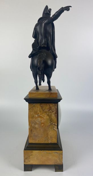 null PENDULE en marbre jaune de Sienne et bronze à patine brune représentant Napoléon...