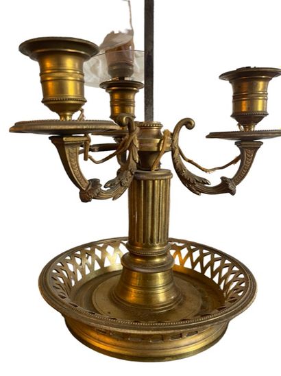 null LAMPE BOUILLOTTE en bronze doré et ciselé à bouquet de trois lumières, abat-jour...
