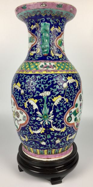 null CHINA

Polychrome porcelain baluster vase with enamelled decoration of medallions...