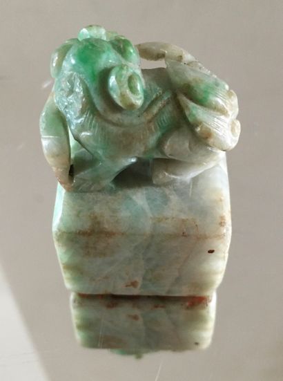 null CHINA 

Seal in jadeite 

4,5 x 3 x 3 cm

(slight chips) 



We join : 

Three...