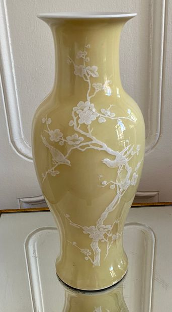 null CHINA

Yellow porcelain baluster vase with enamelled decoration of birds 

Mark...