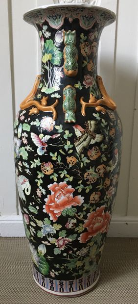 null CHINE

Grand vase balustre en porcelaine à décor émaillé polychrome de fleurs,...