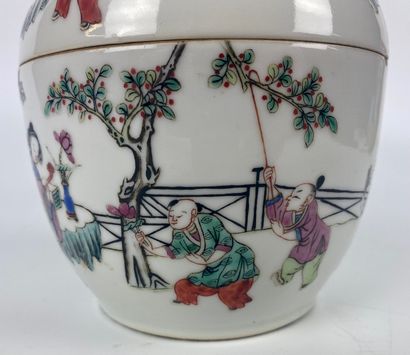 null CHINE 

Pot couvert en porcelaine polychrome à décor émaillé de jeux d'enfants...