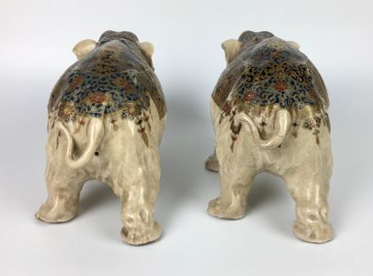 null JAPON

Deux éléphants en porcelaine de Satsuma à décor émaillé de rinceaux et...