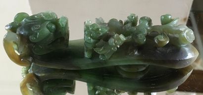 null CHINA 

Spinach jade belt buckle carved with a Fo dog 

L : 12 cm
